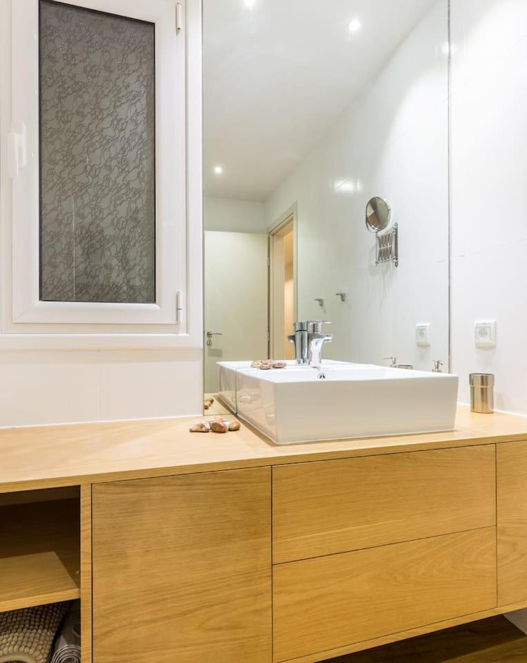 Elegant Apartment W Great Balcony In Vouliagmeni Athena Bagian luar foto