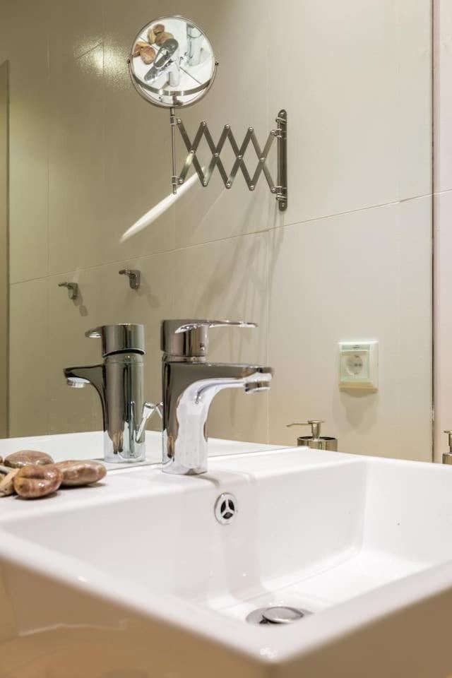 Elegant Apartment W Great Balcony In Vouliagmeni Athena Bagian luar foto