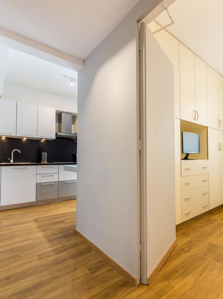 Elegant Apartment W Great Balcony In Vouliagmeni Athena Bagian luar foto