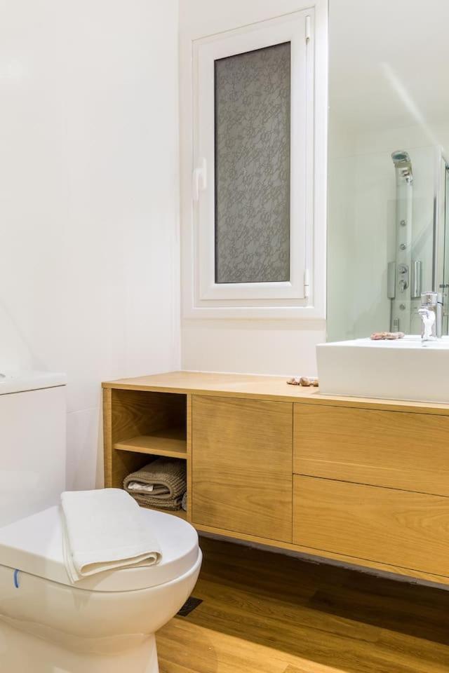 Elegant Apartment W Great Balcony In Vouliagmeni Athena Bagian luar foto